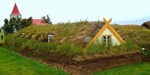 As "fazendas do templo", local de culto na Islândia?
