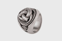 Anillo de plata con cuernos de Odín.