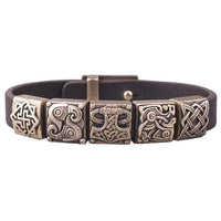 Patrones nórdicos en pulsera vikinga.