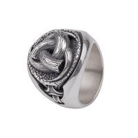 Anillo de plata con cuernos de Odín.