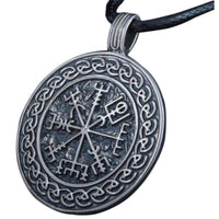 Amulette vegvisir motifs nordiques en argent