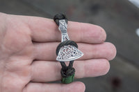 Paracord verde con hacha vikinga y runa Fehu