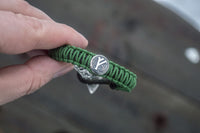 Paracord verde con hacha vikinga y runa Fehu