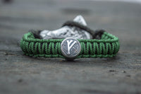 Paracord verde con hacha vikinga y runa Fehu