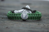 Paracord verde con hacha vikinga y runa Fehu