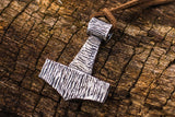Colgante martillo de Thor estilo madera en plata