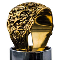 Helm of Awe com anel de ouro ornamentado