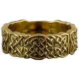 Símbolos vikingos en anillo de oro hecho a mano.