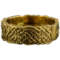 Símbolos vikingos en anillo de oro hecho a mano.