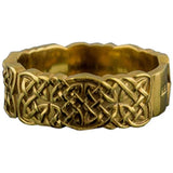 Símbolos vikingos en anillo de oro hecho a mano.