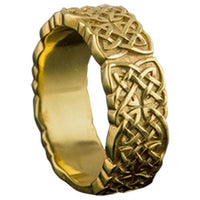 Símbolos vikingos en anillo de oro hecho a mano.