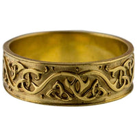 Anillo vikingo de oro con adornos escandinavos.