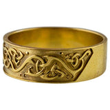Anillo vikingo de oro con adornos escandinavos.