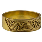 Anillo vikingo de oro con adornos escandinavos.