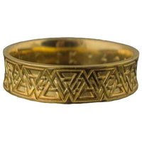 Symbole Valknut posé sur bague viking en or