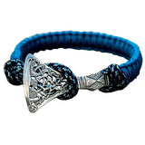 Hacha vikinga en pulsera artesanal azul plateada