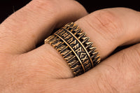 Anel de flechas com runas antigas de Futhark em bronze