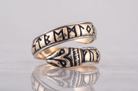 Anel de Ouroboros com antigas runas Futhark de bronze