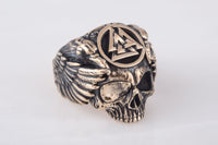 Anillo de bronce con calavera de Odín y sus dos cuervos. 