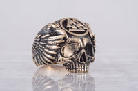 Anillo de bronce con calavera de Odín y sus dos cuervos. 