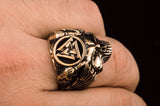 Anillo de bronce con calavera de Odín y sus dos cuervos. 