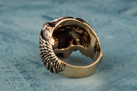 Anillo de bronce con calavera de Odín y sus dos cuervos. 