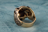 Anillo de bronce con calavera de Odín y sus dos cuervos. 