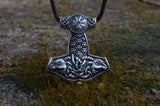 Colgante artesanal Martillo de Thor con cabras y Yelmo de temor