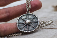 Pendentif viking artisanale bouclier guerrier en argent ou or
