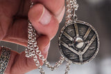 Pendentif viking du bouclier de Lagertha  en argent ou or artisanale