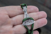 Pulsera paracord coyote con hacha vikinga y runa Uruz