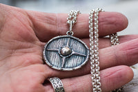 Pendente guerreiro viking artesanal em forma de escudo em prata ou ouro