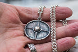 Pendente guerreiro viking artesanal em forma de escudo em prata ou ouro