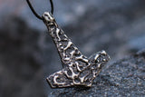 Colgante hecho a mano del martillo de Thor en plata u oro.