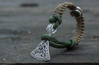 Pulsera paracord coyote con hacha vikinga y runa Uruz