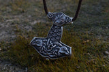 Colgante artesanal Martillo de Thor con cabras y Yelmo de temor