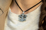 Colgante artesanal Martillo de Thor con los cuervos de Odín