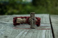 Pulsera roja con martillo de Thor de bronce hecha a mano