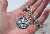 Pendentif viking artisanale du bouclier de Rollo en argent ou or