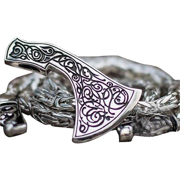Cadena y hacha vikinga elaboradas artesanalmente en plata.